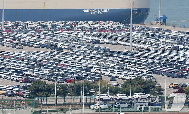 지난 4월 경기 평택시 포승읍 평택항 자동차전용부두에 수출용 차량들이 세워져 있는 모습<자료사진>. 2025.4.29/뉴스1 ⓒ News1 김영운 기자