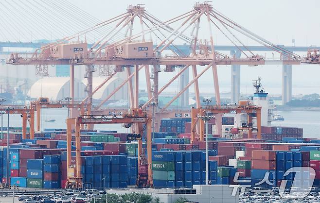 경기 평택시 포승읍 평택항에 수출용 컨테이너가 쌓여있는 모습. 2025.7.31/뉴스1 ⓒ News1 김영운 기자