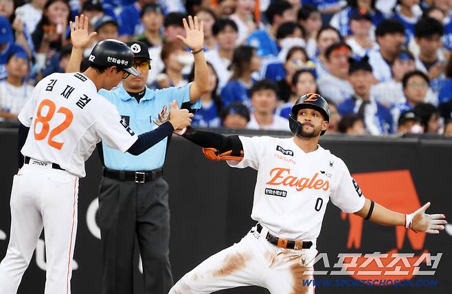 31일 대전 한화생명볼파크에서 열린 한화 이글스와 삼성 라이온즈의 경기. 1회말 무사 2루 한화 리베라토가 적시타를 날린 뒤 환호하고 있다. 대전=박재만 기자 pjm@sportschosun.com/2025.07.31/