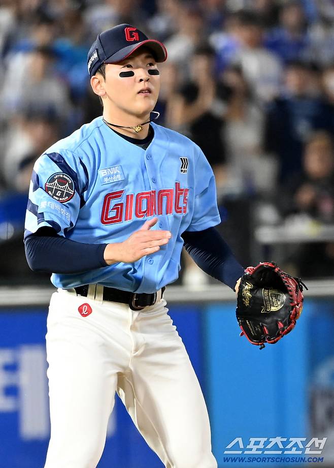 22일 부산 사직야구장에서 열린 삼성과 롯데의 경기, 롯데가 9대6으로 승리했다. 경기를 끝낸 후 기뻐하는 최준용의 모습. 부산=허상욱 기자wook@sportschosun.com/2025.06.22/