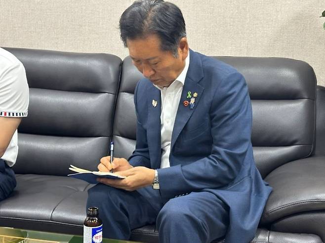 30일 인천 부평지하상가 사무실에서 정청래 민주당 당대표 후보가 수첩에 메모하고 있다/사진=황서율 기자chestnut@