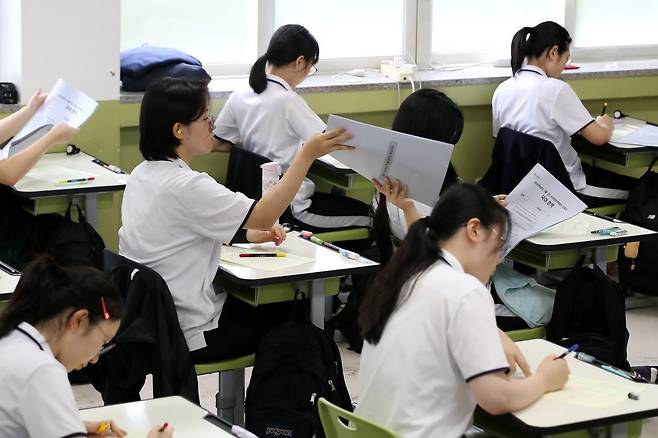 2025학년도 7월 고3 전국연합학력평가가 치러진 10일 오전 대구 수성구 대구여자고등학교에서 고3 학생들이 1교시 국어 영역 시험을 앞두고 문제지를 넘기고 있다. 2025.7.10 대구=뉴스1