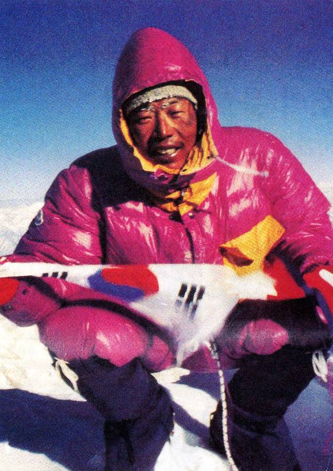 허영호 대장이 1987년 12월 에베레스트(해발 8848m) 정상에서 태극기를 앞에 두고 환하게 웃고 있다. 허 대장은 한국인으로는 두 번째이자 겨울철에 에베레스트 정상에 오른 최초의 인물이다. 동아일보DB