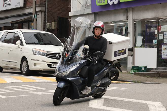 남지현 기자가 지난 27일 서울 마포구에서 오토바이로 음식을 배달하고 있다. 정용일 선임기자 yongil@hani.co.kr