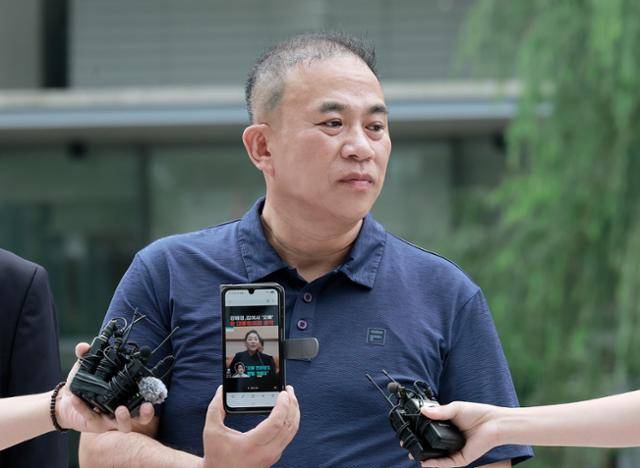 공천개입 의혹 및 여론조사 조작 의혹을 받고 있는 명태균 씨가 31일 서울 종로구 김건희 특검팀(특별검사 민중기) 사무실로 조사를 받기 위해 출석하며 스마트폰을 들어보이고 있다.