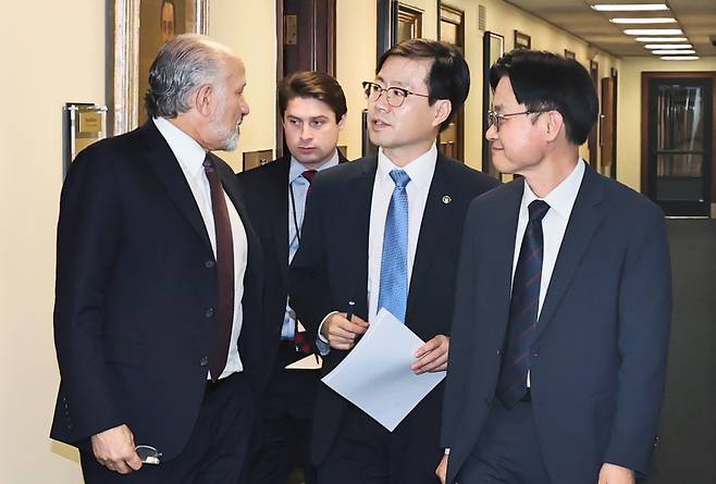 ‘러트닉 미 상무장관 회동’ 여한구 통상본부장과 김정관 장관, 지난 25일