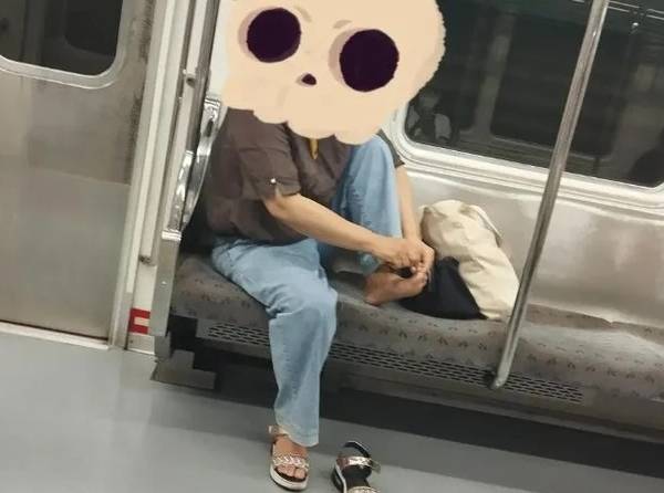 지하철 내에서 발톱을 깎는 '빌런 승객'이 포착됐다. 사진은 지하철 내에서 발톱을 깎는 승객. /사진=보배드림 캡처