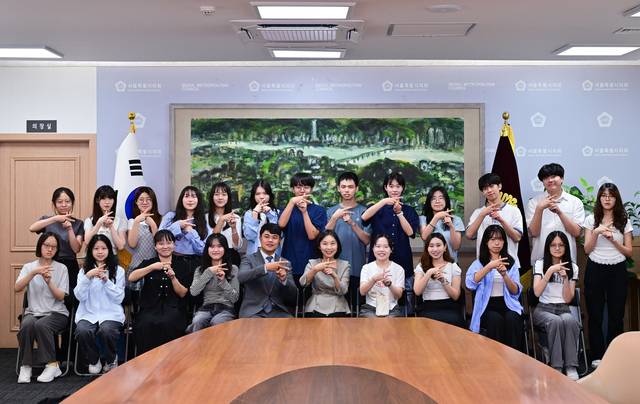 최호정 서울시의회 의장(가운데)이 30일 대만 국립정치대학교 단기 어학 연수단 학생들과 간담회를 갖고 기념사진을 촬영하고 있다. 서울시의회 제공
