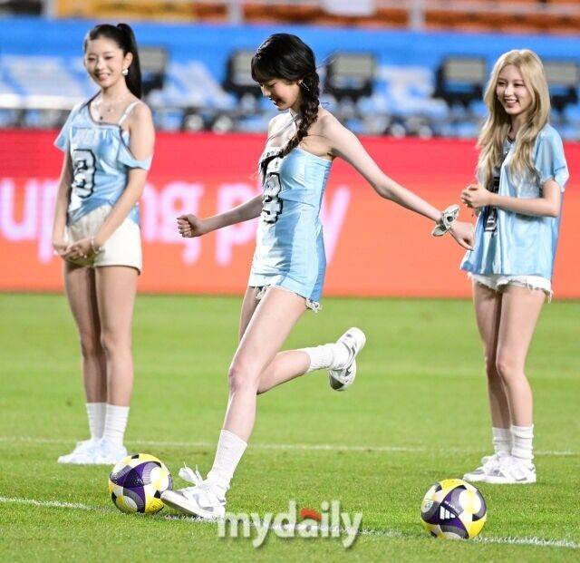 장원영이 시축하는 모습./유진형 기자