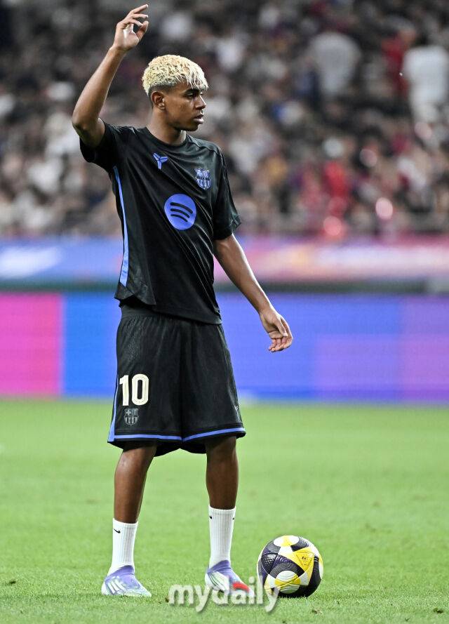 FC바르셀로나 라민 야말이 31일 오후 서울 상암동 서울월드컵경기장에서 진행된 'FC 바르셀로나 2025 아시아투어 에디션' FC바르셀로나와 FC서울의 경기전 훈련에서 슛을 준비하고 있다./송일섭 기자