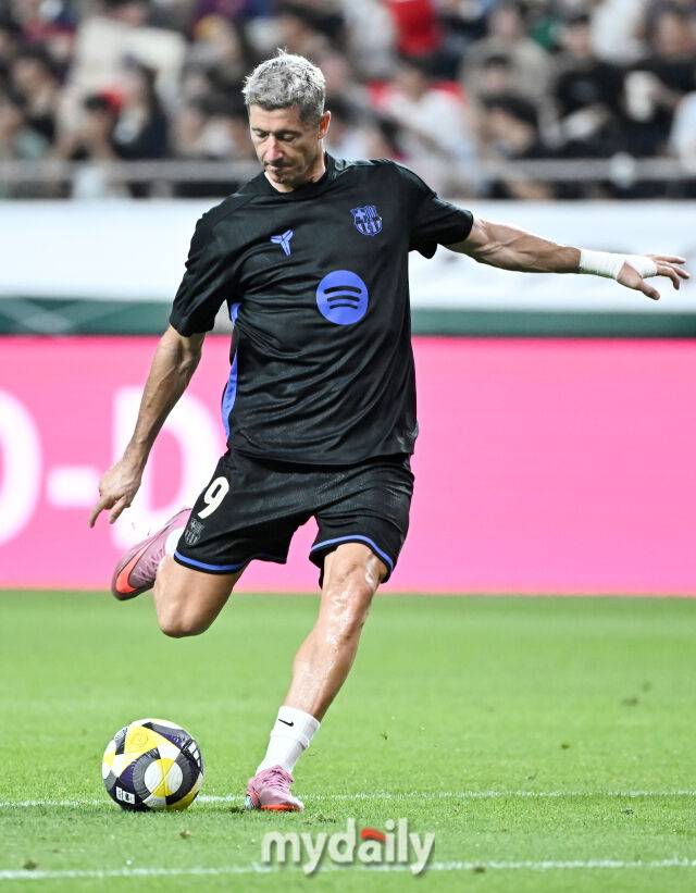 FC바르셀로나 레반도프스키가 31일 오후 서울 상암동 서울월드컵경기장에서 진행된 'FC 바르셀로나 2025 아시아투어 에디션' FC바르셀로나와 FC서울의 경기전 훈련에서 슛을 하고 있다./송일섭 기자