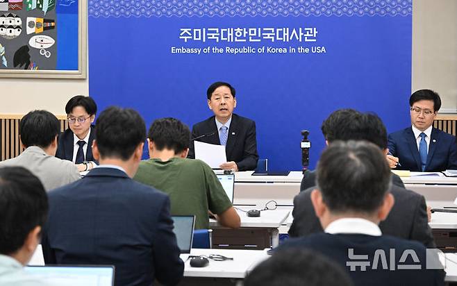 구윤철 경제부총리 겸 기획재정부 장관이 30일 저녁(현지 시간) 미국 워싱턴DC 소재 주미한국대사관에서 '한-미 통상협의 결과브리핑'을 열고 발표문을 낭독하고 있다. 왼쪽부터 김정관 산업통상자원부장관, 구윤철 부총리, 여한구 통상교섭본부장. (사진=기재부 제공) 2025.07.31. photo@newsis.com
