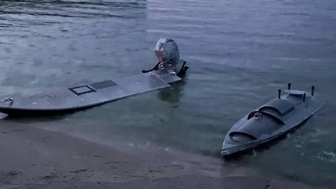 우크라이나 해상 드론 마구라 V1(왼쪽)이 처음으로 공개됐다. 낚싯배를 개조한 시제품으로, 파도를 가를 수 있는 극도로 낮은 실루엣을 지녔다. 오른쪽에는 추진력과 탐지 회피 능력을 개선한 후속 모델 마구라 V2가 함께 보인다. 출처=네이벌뉴스