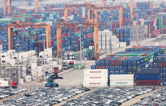 도널드 트럼프 미국 행정부가 상호관세 부과 시점으로 예고한 내달 1일을 이틀 앞둔 30일 경기도 평택항에 컨테이너가 쌓여 있다. 연합뉴스