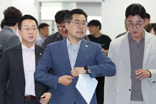 박찬대 더불어민주당 당대표 후보가 30일 서울 여의도 국회 소통관에서 지지를 호소하는 기자회견에 나서고 있다. 연합뉴스