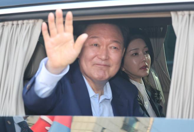 윤석열 전 대통령과 김건희 여사가 헌법재판소 파면 결정 후 일주일 만인 지난 4월11일 오후 서울 용산구 한남동 대통령 관저를 떠나고 있다. ⓒ사진공동취재단