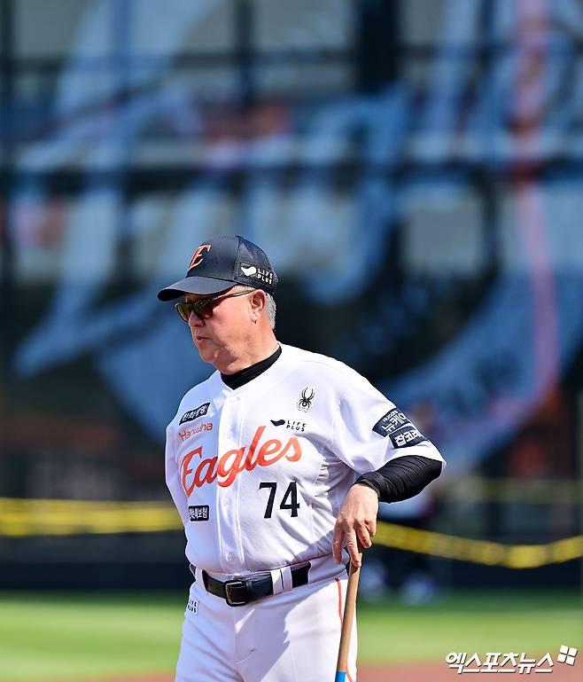한화 이글스 김경문 감독이 지난 30일 대전 삼성 라이온즈전을 앞두고 선수들의 훈련을 지켜보고 있다. 엑스포츠뉴스 DB