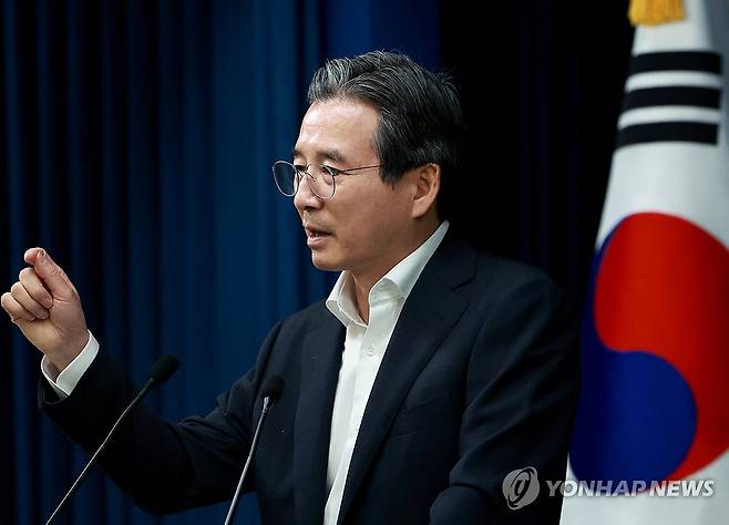 김용범 정책실장, 한미 관세 협상 타결 브리핑 (서울=연합뉴스) 홍해인 기자 = 김용범 대통령실 정책실장이 31일 서울 용산 대통령실 청사에서 한미 관세 협상 타결 관련 브리핑 뒤 취재진의 질문에 답하고 있다. 2025.7.31 hihong@yna.co.kr