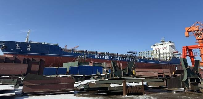 오는 9월 초부터 제주항~중국 칭다오항을 운항하는 중국 산둥원양해운그룹 소유의 7500톤급 화물선 전경.