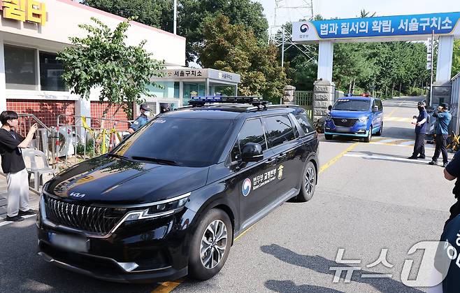 김건희 여사의 각종 의혹을 수사하는 김건희 특검팀(특별검사 민중기)이 윤석열 전 대통령에 대한 체포영장 집행에 나선 1일 오전 경기도 의왕 서울구치소에서 호송차가 나오고 있다. 2025.8.1/뉴스1 ⓒ News1 김성진 기자