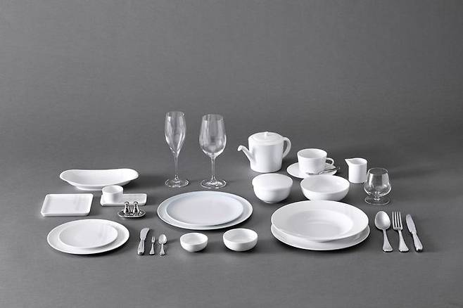 대한항공이 선보인 일등석 테이블웨어(Tableware) 베르나르도(Bernardaud) 식기, 크리스토플(Christofle) 커트러리, 리델(Riedel) 와인잔 ⓒ대한항공
