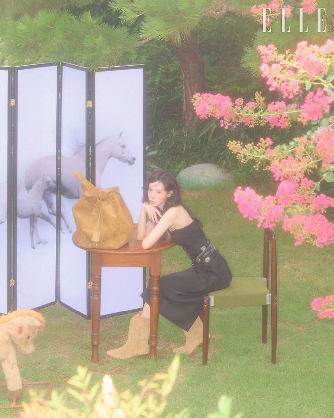 칵테일 드레스와 폴로 플레이 스웨이드 라지 토트백, 레이어드한 웨스턴 무드의 레더 벨트와 콘초 벨트, 웨스턴 부츠는 모두 Polo Ralph Lauren.