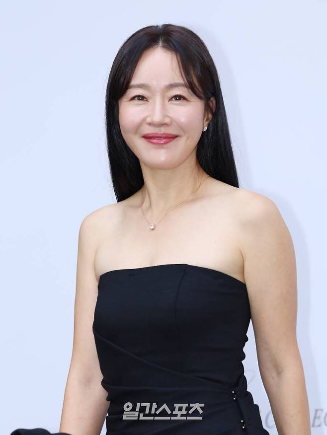 배우 엄지원이 26일 오후 서울 강남구 미스지콜렉션 청담 사옥에서 열린 '25 S/S 미스지콜렉션 패션쇼 포토콜' 행사에서 포즈를 취하고 있다. 서병수 기자 qudtn@edaily.co.kr /2024.09.26/