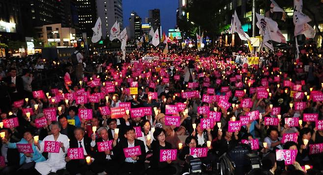 2012년 5월 2일 서울 청계광장에서 광우병이 발생한 미국산 소고기 수입중단을 촉구하는 촛불집회가 열리고 있다. 이는 미국산 소고기 수입반대를 요구하며 지난 2008년 5월, 첫 번째 촛불집회를 열린지 딱 4년 만이다. / 사진=한경DB