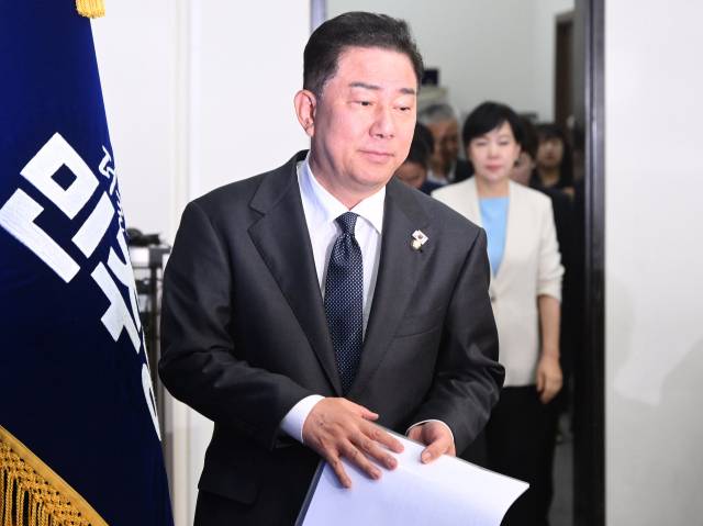 김병기 더불어민주당 대표 직무대행 겸 원내대표가 1일 서울 여의도 국회에서 열린 최고위원회의에 참석하고 있다. 오승현 기자 2025.08.01
