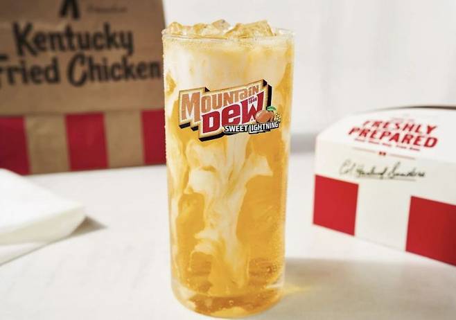 KFC가 마운틴듀와 협업해 출시한 '복숭아 크림맛 탄산음료'. KFC