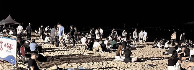 지난달 26일 밤 강원 강릉시 경포해수욕장의 모습. 가족 대신 20~30대가 백사장을 가득 메웠다. 술에 취해 비틀거리거나 고성을 지르는 사람도 많았다. /김도균 기자