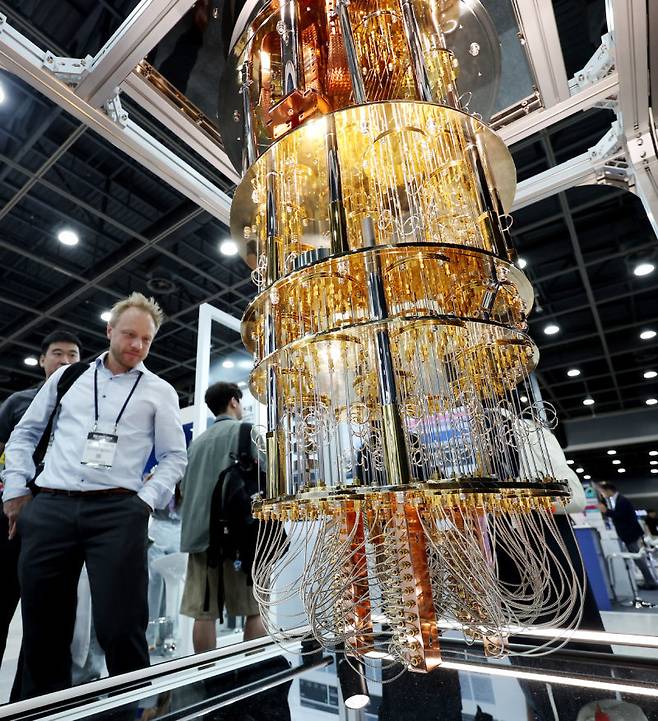 6월 24일 서울 서초구 aT센터에서 열린 ‘퀀텀 코리아 2025’ 행사에서 관람객들이 IBM의 ‘퀀텀 시스템 원(Quantum System One)’ 양자컴퓨터 모형을 보고 있다. 뉴시스