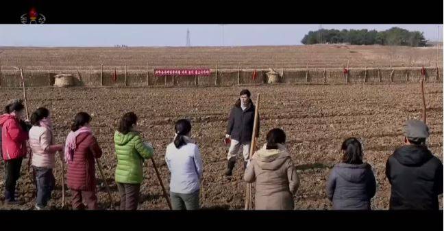 분조장이 분조원에게 영농 지시를 하달하는 드라마의 한 장면. 분조원들은 거의 다 여성들이다. 유튜브 캡처