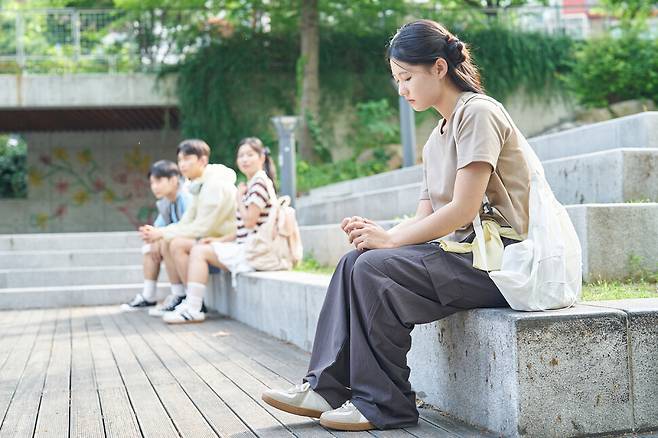 혼자서 모든 것을 해내야 한다는 강박에서 기인하는 독립은 고립에 가깝습니다. 수치심 없이 도움을 받는 경험이 필요합니다. 게티이미지뱅크