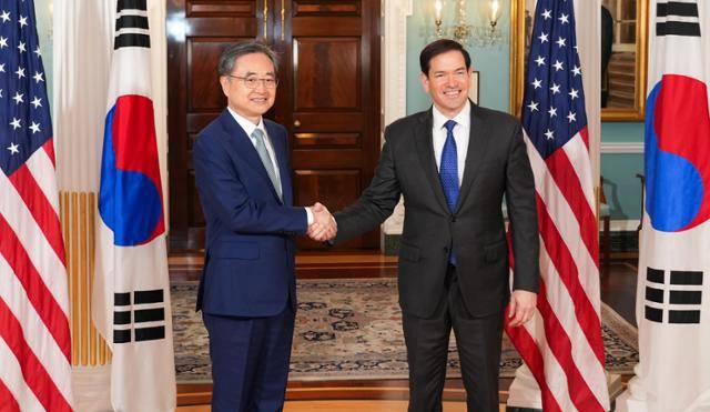 조현 외교부 장관이 지난달 31일 (현지 시간) 미국 워싱턴 D.C. 국무부 청사에서 마코 루비오 미국 국무장관과 기념촬영을 하고 있다.조현 장관은 취임 후 첫 한미 외교장관회담을 하고 한미 동맹, 한미일 협력, 북한 문제 및 지역 정세 등에 대한 의견을 교환했다. 외교부 제공