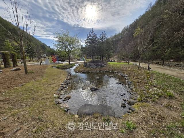 ▲ ‘제29회 한강 발원제, 용신제’가 3일 태백시 창죽동 검룡소 첫물지리생태원 일원에서 이진수 대한노인회 태백시지회장, 김동균 태백부시장, 허민 태백상록회장 등 기관단체장과 시민들이 참석한 가운데 봉행돼 태백시민의 안녕과 지역 발전을 기원한다. 검룡소 가는 길 입구에 위치한 첫물지리생태원 일원. 전인수