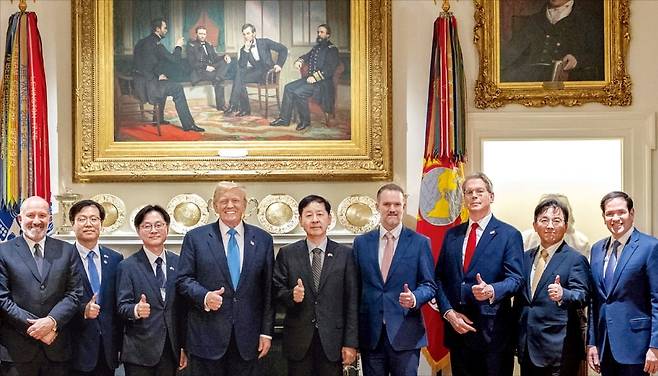 < 트럼프·韓 협상단, 관세 합의 뒤 ‘엄지척’ > 도널드 트럼프 미국 대통령과 한국 협상단이 30일(현지시간) 백악관 캐비닛룸에서 무역협상을 타결한 뒤 찍은 사진을 백악관이 31일 공개했다. 왼쪽부터 하워드 러트닉 미 상무장관, 여한구 산업통상자원부 통상교섭본부장, 김정관 산업부 장관, 트럼프 대통령, 구윤철 부총리 겸 기획재정부 장관, 제이미슨 그리어 미국무역대표부(USTR) 대표, 스콧 베선트 미 재무장관, 박정성 산업부 무역투자실장, 마코 루비오 미 국무장관. 협상단 뒤쪽에 남북전쟁을 승리로 이끈 에이브러햄 링컨 전 대통령이 군인들과 회의하는 모습이 담긴 그림이 걸려 있다. /백악관 X 캡처