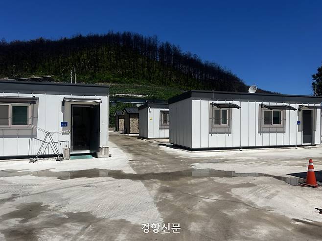 경북 영양군 석보면 답곡2리에 설치된 산불피해 이재민을 위한 임시조립주택 단지를 지난 7월 25일 찾았다. 윤지원 기자
