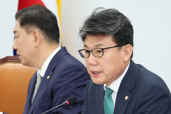 진성준 정책위의장이 지난17일 서울 여의도 국회에서 열린 정책조정회의에서 발언하고 있다. 연합뉴스