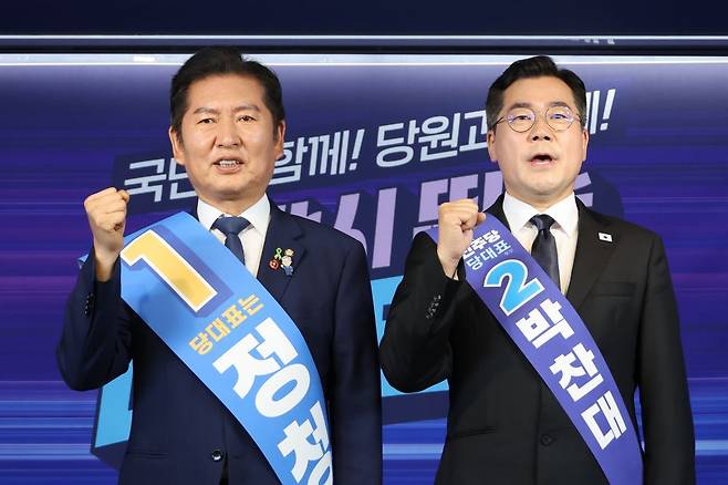 더불어민주당 대표 선거에 출마한 정청래(왼쪽) 후보와 박찬대 후보가 지난달 20일 서울 여의도 당사에서 열린 영남권 합동연설회에서 파이팅을 외치며 기념촬영 하고 있다. 연합뉴스