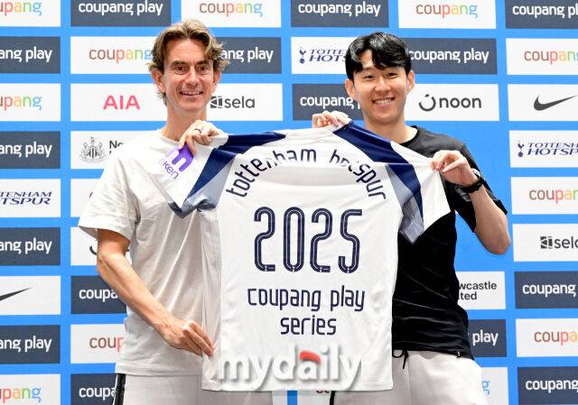 2일 오전 서울 여의도 IFC에서 '2025 쿠팡플레이 시리즈, 토트넘 홋스퍼 FC 기자회견'이 열렸다. 토트넘 손흥민이 이적을 발표한 뒤 토마스 프랭크 감독과 사진촬영을 하고 있다./유진형 기자