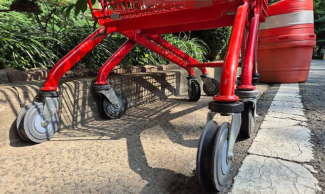 지난 25일 인천 부평구의 한 아파트단지 내 도로에 무단 반출 카트가 방치되어 있다. 김동환 기자