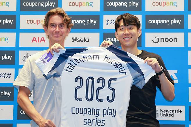토마스 프랑크 토트넘 감독(왼쪽)과 손흥민이 2일 서울 영등포구 IFC 더포럼에서 열린 2025 쿠팡플레이 시리즈 기자회견에 참석해 기념 촬영하고 있다. 연합뉴스