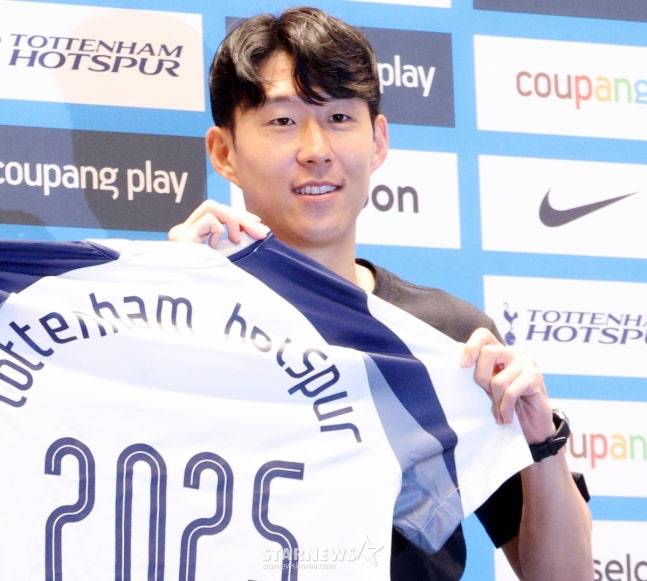 2025 쿠팡플레이 시리즈 토트넘 홋스퍼 FC 기자회견이 2일 서울 여의도 TWO IFC 3층 The Forum에서 열렸다. 토트넘 홋스퍼 토마스 프랭크 감독과 손흥민이 기자회견 후 포토타임을 갖고 있다. /사진=김진경 대기자.