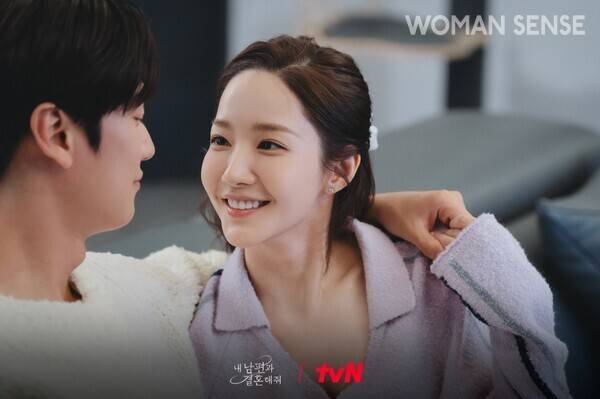 tvN 2024 년 1월 1일 첫 방송된 한국판은 첫 회 시청률 5.2%로 출발해, 평균 9.2%, 최고 12.0%를 기록하며 역대 tvN 월화드라마 최고 평균 시청률 기록을 세웠다. 사진=tvN 홈페이지