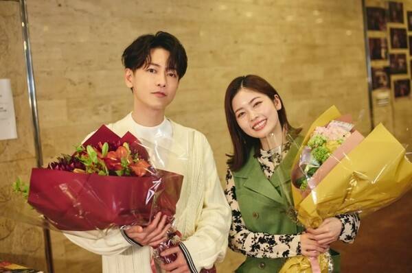 두 주연 배우가 종방을 기념하고 있다. 사진=CJ ENM 재팬 / 스튜디오드래곤
