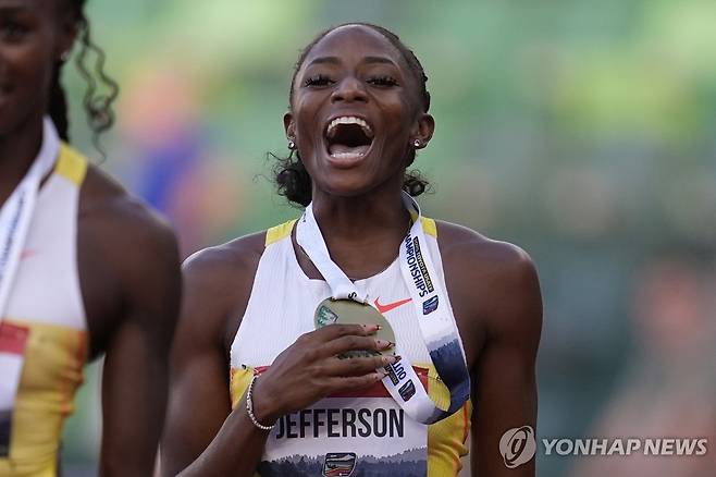 제퍼슨, 육상 여자 100m 미국 챔피언 (유진 AP=연합뉴스) 제퍼슨이 2일(한국시간) 미국 오리건주 유진 헤이워드 필드에서 열린 2025 미국육상선수권 여자 100m 결선에서 우승한 뒤, 환하게 웃고 있다.