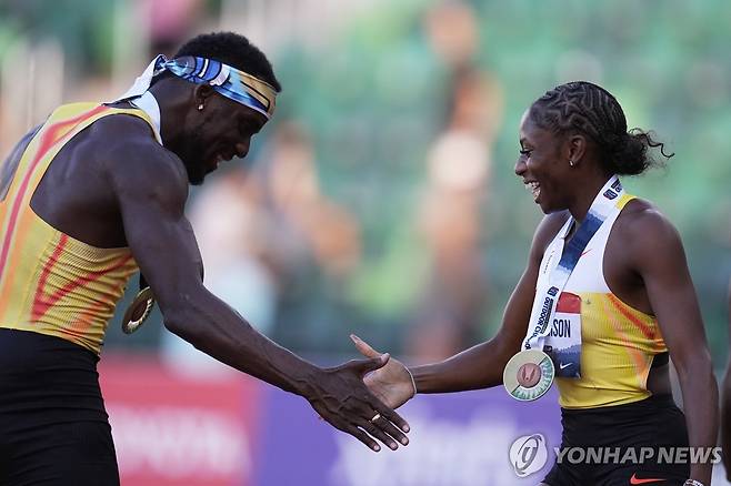 육상 100m 미국 챔피언의 악수 (유진 AP=연합뉴스) 제퍼슨(오른쪽)과 베드나렉이 2일(한국시간) 미국 오리건주 유진 헤이워드 필드에서 열린 2025 미국육상선수권 여자, 남자 100m 결선에서 우승한 뒤, 악수하고 있다.