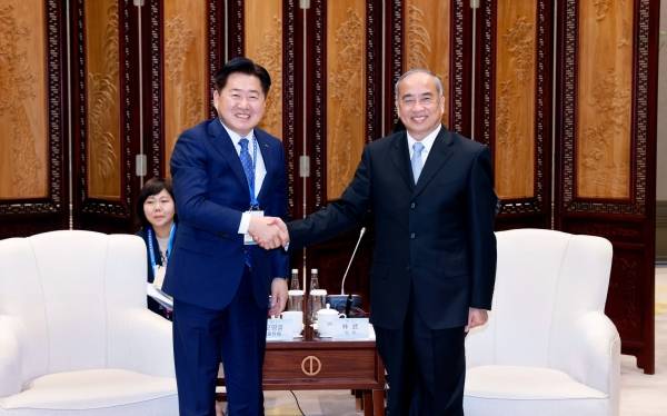 오영훈 제주도지사가 2023년 3월 27일 중국을 방문, 산둥성 서열 1위인 린우 당서기와 면담을 하기 전 악수를 하고 있다.