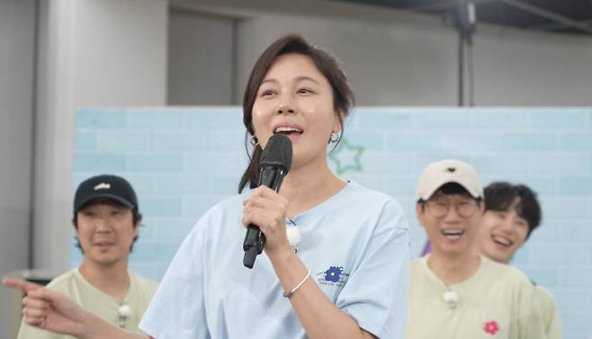 ‘런닝맨’ 김하늘, '청순 로코퀸' 벗고 '김부장님' 강림…생목 라이브로 노래방 초토화!
